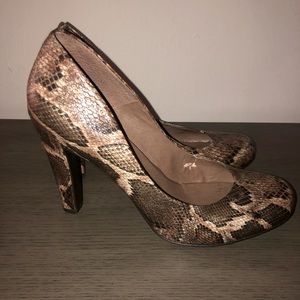 Jessica Simpson snake skin print pumps